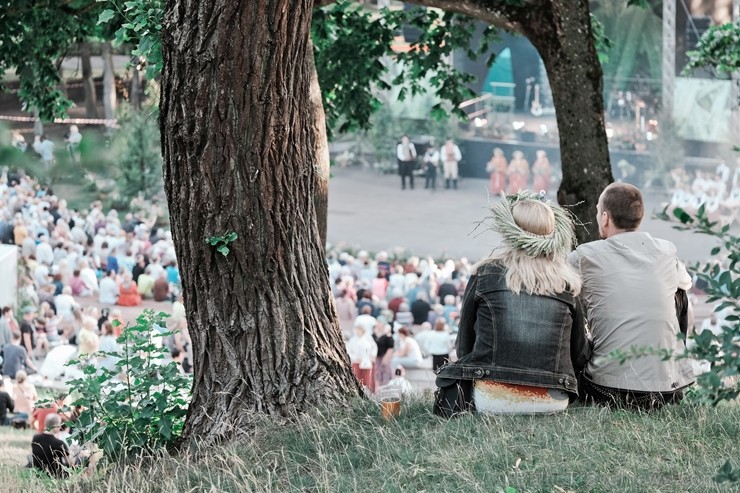 Jau vairākus gadus līgotāji, kuriem tuvāka ir tradicionālā Jāņu svinēšana, pulcējas Rīgas augstākajā kalnā – Dzegužkalnā Jau vairākus gadus līgotāji, kuriem tuvāka ir tradicionālā Jāņu svinēšana, pulcējas Rīgas augstākajā kalnā – Dzegužkalnā 257481