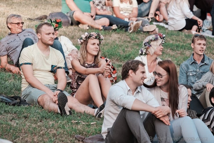 Jau vairākus gadus līgotāji, kuriem tuvāka ir tradicionālā Jāņu svinēšana, pulcējas Rīgas augstākajā kalnā – Dzegužkalnā Jau vairākus gadus līgotāji, kuriem tuvāka ir tradicionālā Jāņu svinēšana, pulcējas Rīgas augstākajā kalnā – Dzegužkalnā 257482