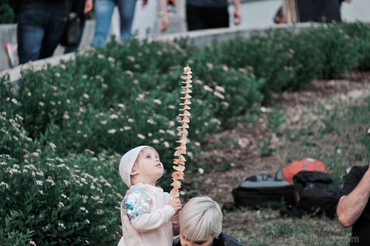 Jau vairākus gadus līgotāji, kuriem tuvāka ir tradicionālā Jāņu svinēšana, pulcējas Rīgas augstākajā kalnā – Dzegužkalnā Jau vairākus gadus līgotāji, kuriem tuvāka ir tradicionālā Jāņu svinēšana, pulcējas Rīgas augstākajā kalnā – Dzegužkalnā 257483