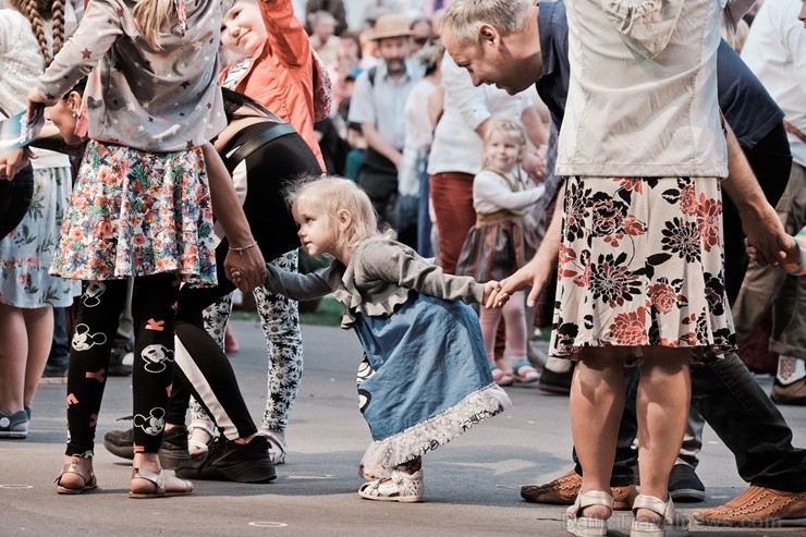 Jau vairākus gadus līgotāji, kuriem tuvāka ir tradicionālā Jāņu svinēšana, pulcējas Rīgas augstākajā kalnā – Dzegužkalnā Jau vairākus gadus līgotāji, kuriem tuvāka ir tradicionālā Jāņu svinēšana, pulcējas Rīgas augstākajā kalnā – Dzegužkalnā 257485