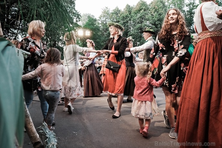 Jau vairākus gadus līgotāji, kuriem tuvāka ir tradicionālā Jāņu svinēšana, pulcējas Rīgas augstākajā kalnā – Dzegužkalnā Jau vairākus gadus līgotāji, kuriem tuvāka ir tradicionālā Jāņu svinēšana, pulcējas Rīgas augstākajā kalnā – Dzegužkalnā 257487
