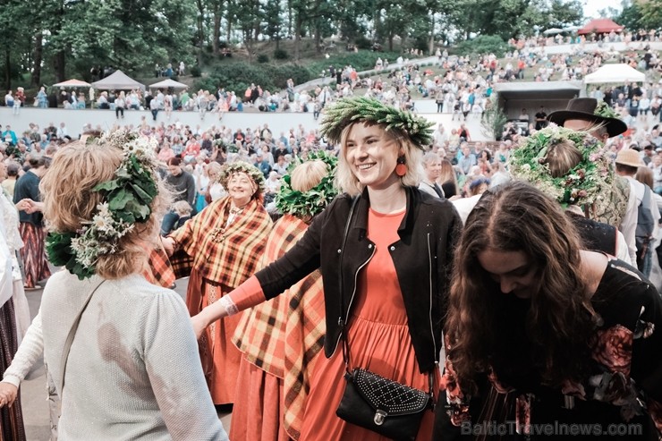 Jau vairākus gadus līgotāji, kuriem tuvāka ir tradicionālā Jāņu svinēšana, pulcējas Rīgas augstākajā kalnā – Dzegužkalnā Jau vairākus gadus līgotāji, kuriem tuvāka ir tradicionālā Jāņu svinēšana, pulcējas Rīgas augstākajā kalnā – Dzegužkalnā 257488