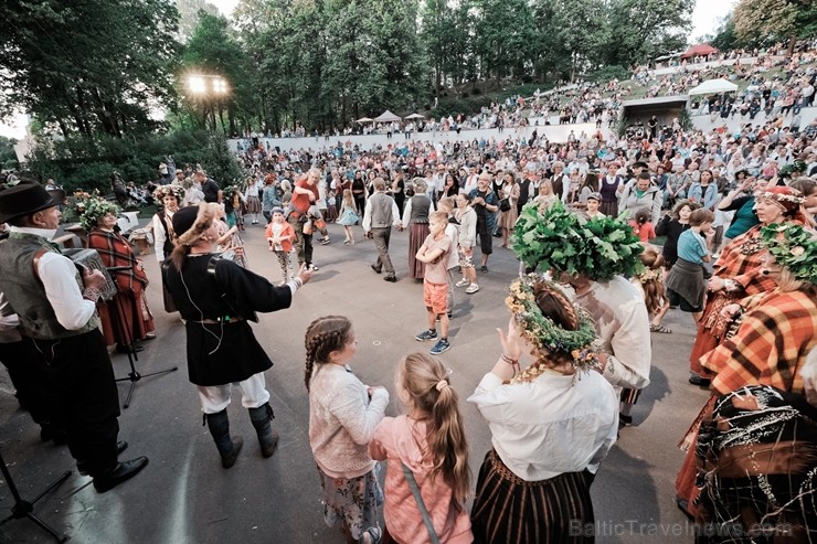Jau vairākus gadus līgotāji, kuriem tuvāka ir tradicionālā Jāņu svinēšana, pulcējas Rīgas augstākajā kalnā – Dzegužkalnā Jau vairākus gadus līgotāji, kuriem tuvāka ir tradicionālā Jāņu svinēšana, pulcējas Rīgas augstākajā kalnā – Dzegužkalnā 257489