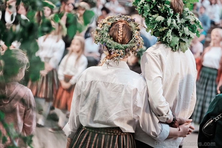 Jau vairākus gadus līgotāji, kuriem tuvāka ir tradicionālā Jāņu svinēšana, pulcējas Rīgas augstākajā kalnā – Dzegužkalnā Jau vairākus gadus līgotāji, kuriem tuvāka ir tradicionālā Jāņu svinēšana, pulcējas Rīgas augstākajā kalnā – Dzegužkalnā 257490