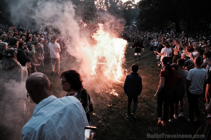 Jau vairākus gadus līgotāji, kuriem tuvāka ir tradicionālā Jāņu svinēšana, pulcējas Rīgas augstākajā kalnā – Dzegužkalnā Jau vairākus gadus līgotāji, kuriem tuvāka ir tradicionālā Jāņu svinēšana, pulcējas Rīgas augstākajā kalnā – Dzegužkalnā 257495