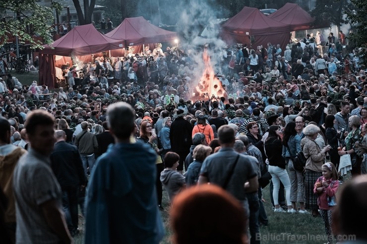 Jau vairākus gadus līgotāji, kuriem tuvāka ir tradicionālā Jāņu svinēšana, pulcējas Rīgas augstākajā kalnā – Dzegužkalnā Jau vairākus gadus līgotāji, kuriem tuvāka ir tradicionālā Jāņu svinēšana, pulcējas Rīgas augstākajā kalnā – Dzegužkalnā 257496
