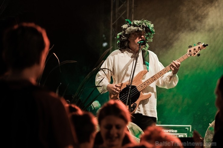 Jau vairākus gadus līgotāji, kuriem tuvāka ir tradicionālā Jāņu svinēšana, pulcējas Rīgas augstākajā kalnā – Dzegužkalnā Jau vairākus gadus līgotāji, kuriem tuvāka ir tradicionālā Jāņu svinēšana, pulcējas Rīgas augstākajā kalnā – Dzegužkalnā 257499