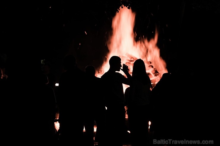 Jau vairākus gadus līgotāji, kuriem tuvāka ir tradicionālā Jāņu svinēšana, pulcējas Rīgas augstākajā kalnā – Dzegužkalnā Jau vairākus gadus līgotāji, kuriem tuvāka ir tradicionālā Jāņu svinēšana, pulcējas Rīgas augstākajā kalnā – Dzegužkalnā 257502