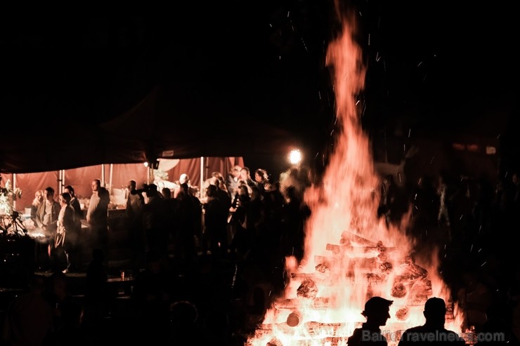 Jau vairākus gadus līgotāji, kuriem tuvāka ir tradicionālā Jāņu svinēšana, pulcējas Rīgas augstākajā kalnā – Dzegužkalnā Jau vairākus gadus līgotāji, kuriem tuvāka ir tradicionālā Jāņu svinēšana, pulcējas Rīgas augstākajā kalnā – Dzegužkalnā 257503