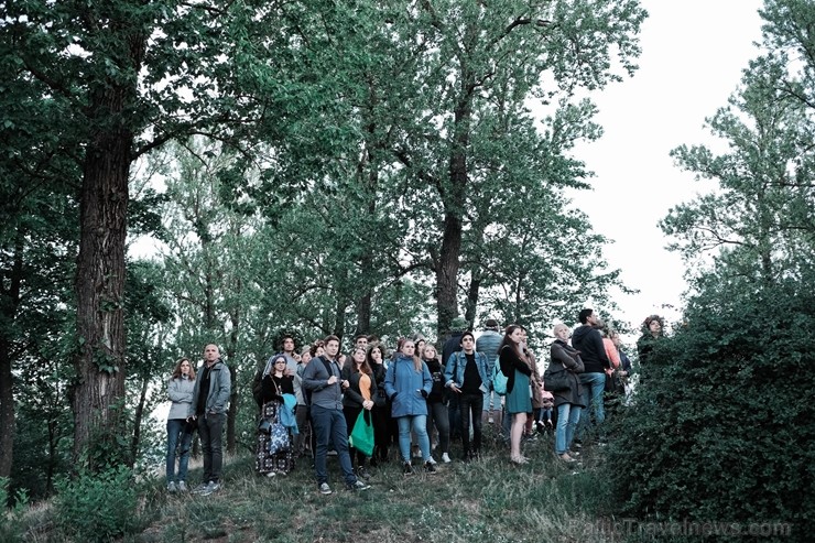 Jau vairākus gadus līgotāji, kuriem tuvāka ir tradicionālā Jāņu svinēšana, pulcējas Rīgas augstākajā kalnā – Dzegužkalnā Jau vairākus gadus līgotāji, kuriem tuvāka ir tradicionālā Jāņu svinēšana, pulcējas Rīgas augstākajā kalnā – Dzegužkalnā 257522
