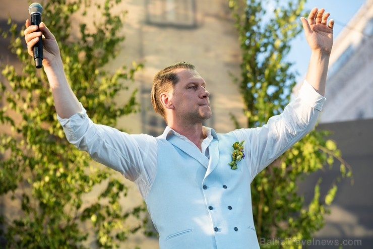 Līgo svinības Rīgā apmeklēja vairāki desmiti tūkstošu rīdzinieku, pilsētas viesu, kā arī ārvalstu tūristu, kas piedalījās vērienīgajā pasākumā Līgo svinības Rīgā apmeklēja vairāki desmiti tūkstošu rīdzinieku, pilsētas viesu, kā arī ārvalstu tūristu, kas piedalījās vērienīgajā pasākumā