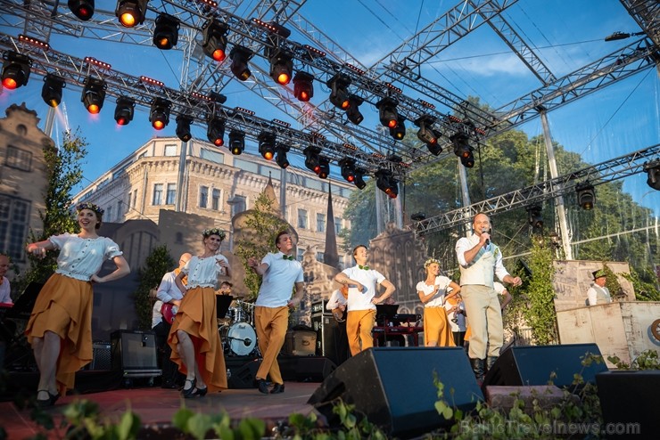 Līgo svinības Rīgā apmeklēja vairāki desmiti tūkstošu rīdzinieku, pilsētas viesu, kā arī ārvalstu tūristu, kas piedalījās vērienīgajā pasākumā Līgo svinības Rīgā apmeklēja vairāki desmiti tūkstošu rīdzinieku, pilsētas viesu, kā arī ārvalstu tūristu, kas piedalījās vērienīgajā pasākumā