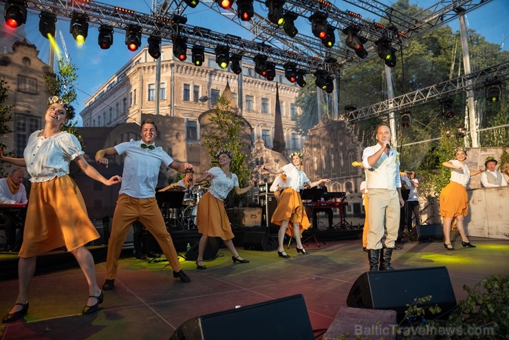 Līgo svinības Rīgā apmeklēja vairāki desmiti tūkstošu rīdzinieku, pilsētas viesu, kā arī ārvalstu tūristu, kas piedalījās vērienīgajā pasākumā Līgo svinības Rīgā apmeklēja vairāki desmiti tūkstošu rīdzinieku, pilsētas viesu, kā arī ārvalstu tūristu, kas piedalījās vērienīgajā pasākumā