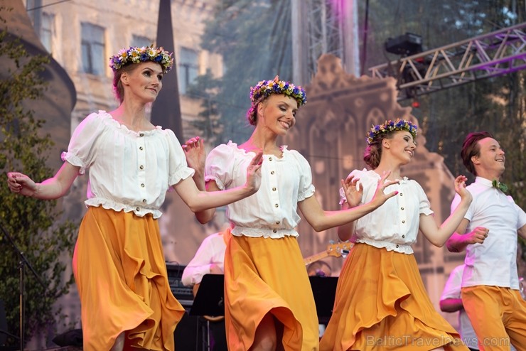 Līgo svinības Rīgā apmeklēja vairāki desmiti tūkstošu rīdzinieku, pilsētas viesu, kā arī ārvalstu tūristu, kas piedalījās vērienīgajā pasākumā Līgo svinības Rīgā apmeklēja vairāki desmiti tūkstošu rīdzinieku, pilsētas viesu, kā arī ārvalstu tūristu, kas piedalījās vērienīgajā pasākumā