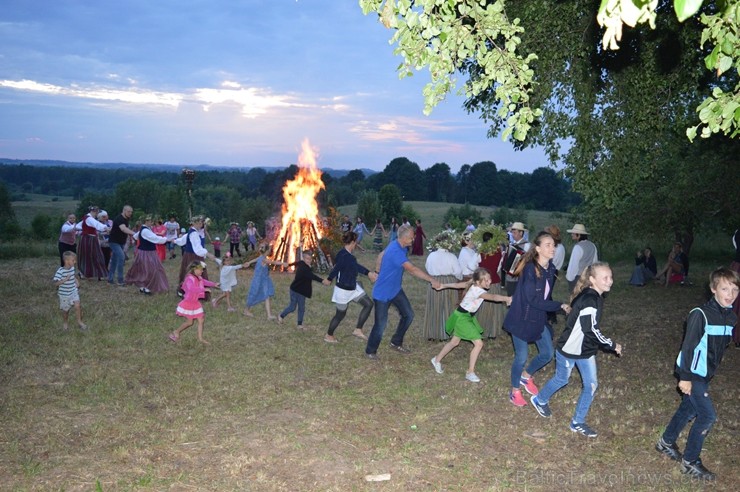 Ar ielīgošanas rituāliem, lustēm un dančiem Višķu pagasta estrādē aizritējis ikgadējais pasākums 