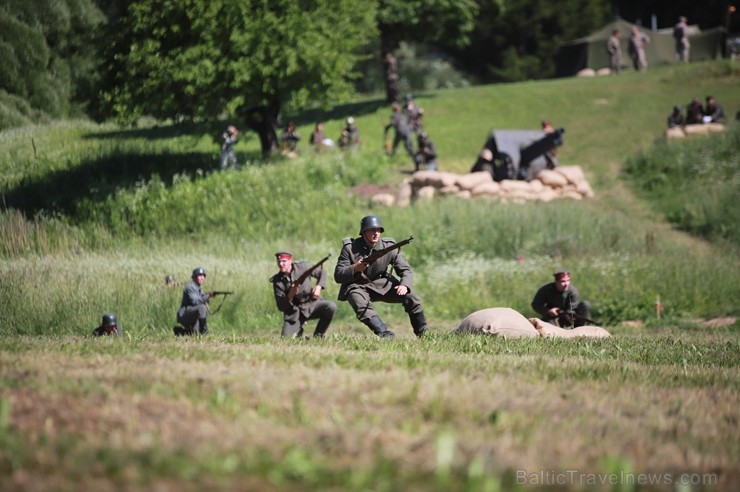 Kaujā Cēsīs piedalījās vairāk nekā 200 rekonstruktori no Latvijas, Igaunijas, Lietuvas, Polijas un Krievijas, cīņu meistari un Latvijas Nacionālās aiz Kaujā Cēsīs piedalījās vairāk nekā 200 rekonstruktori no Latvijas, Igaunijas, Lietuvas, Polijas un Krievijas, cīņu meistari un Latvijas Nacionālās aiz 257839