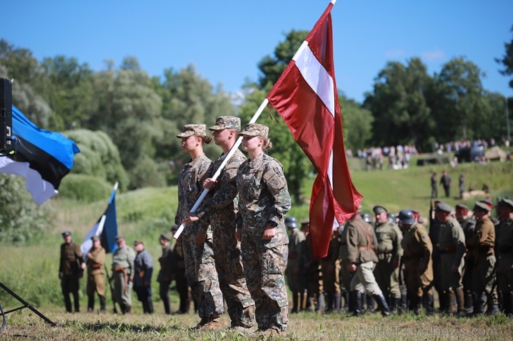 Kaujā Cēsīs piedalījās vairāk nekā 200 rekonstruktori no Latvijas, Igaunijas, Lietuvas, Polijas un Krievijas, cīņu meistari un Latvijas Nacionālās aiz Kaujā Cēsīs piedalījās vairāk nekā 200 rekonstruktori no Latvijas, Igaunijas, Lietuvas, Polijas un Krievijas, cīņu meistari un Latvijas Nacionālās aiz 257850