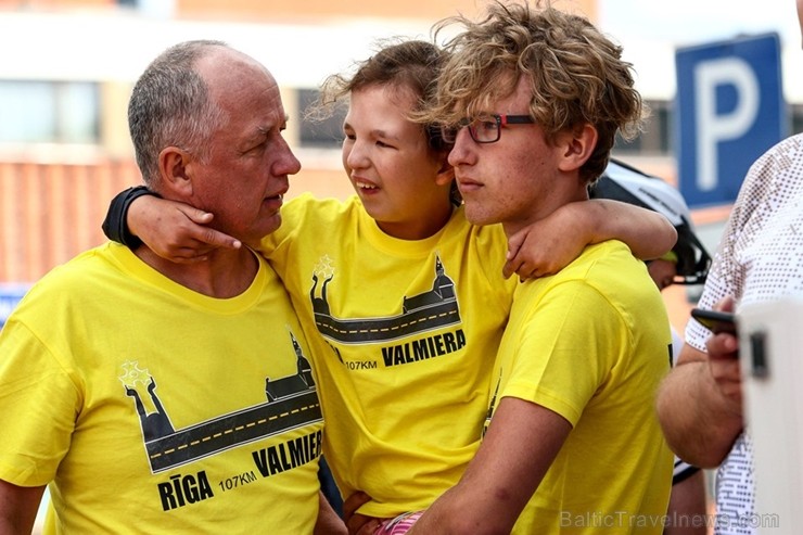 Vēsturiskais 107 km skrējiensoļojums Rīga - Valmiera šogad atzīmē 30 gadu jubileju. Pirmais skrējiens norisinājās 1989. gadā - trīs dienas pēc leģendā 257903