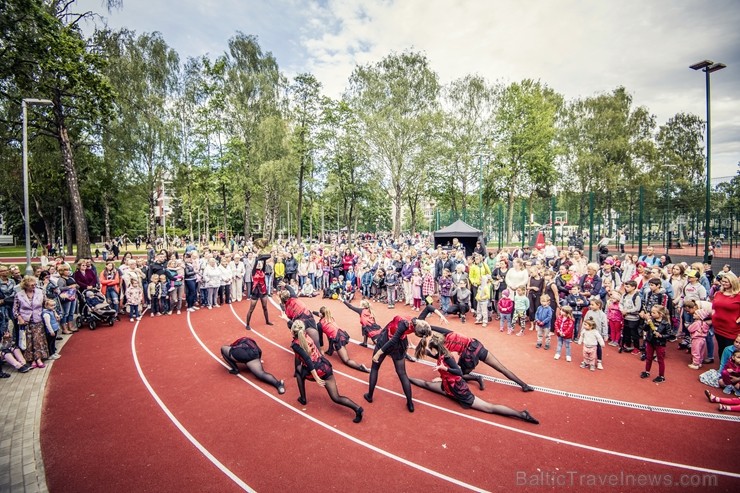 Ar vērienīgu svētku programmu, ekstrēmo sporta veidu paraugdemonstrējumiem un īpaši lielu svētku torti Rīgā atklāj Imantas sporta centru Ar vērienīgu svētku programmu, ekstrēmo sporta veidu paraugdemonstrējumiem un īpaši lielu svētku torti Rīgā atklāj Imantas sporta centru 258357
