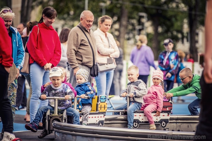 Ar vērienīgu svētku programmu, ekstrēmo sporta veidu paraugdemonstrējumiem un īpaši lielu svētku torti Rīgā atklāj Imantas sporta centru Ar vērienīgu svētku programmu, ekstrēmo sporta veidu paraugdemonstrējumiem un īpaši lielu svētku torti Rīgā atklāj Imantas sporta centru 258363