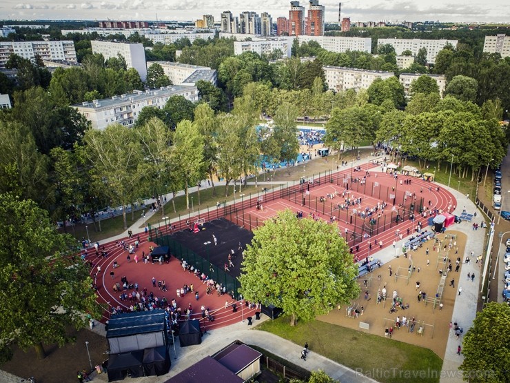 Ar vērienīgu svētku programmu, ekstrēmo sporta veidu paraugdemonstrējumiem un īpaši lielu svētku torti Rīgā atklāj Imantas sporta centru Ar vērienīgu svētku programmu, ekstrēmo sporta veidu paraugdemonstrējumiem un īpaši lielu svētku torti Rīgā atklāj Imantas sporta centru 258366
