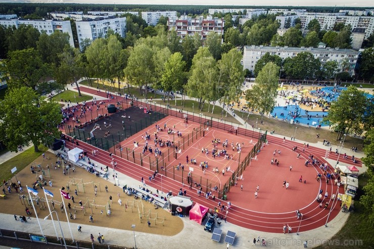 Ar vērienīgu svētku programmu, ekstrēmo sporta veidu paraugdemonstrējumiem un īpaši lielu svētku torti Rīgā atklāj Imantas sporta centru Ar vērienīgu svētku programmu, ekstrēmo sporta veidu paraugdemonstrējumiem un īpaši lielu svētku torti Rīgā atklāj Imantas sporta centru 258367