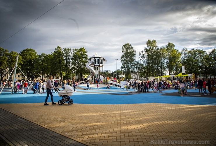 Ar vērienīgu svētku programmu, ekstrēmo sporta veidu paraugdemonstrējumiem un īpaši lielu svētku torti Rīgā atklāj Imantas sporta centru Ar vērienīgu svētku programmu, ekstrēmo sporta veidu paraugdemonstrējumiem un īpaši lielu svētku torti Rīgā atklāj Imantas sporta centru 258376