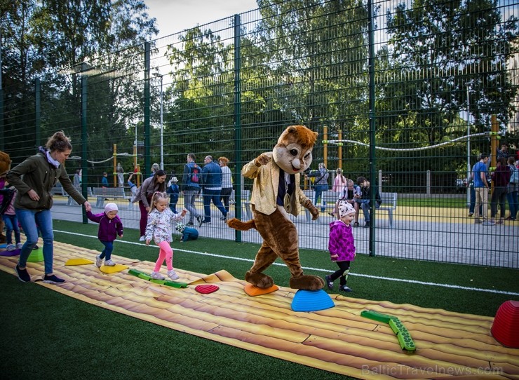 Ar vērienīgu svētku programmu, ekstrēmo sporta veidu paraugdemonstrējumiem un īpaši lielu svētku torti Rīgā atklāj Imantas sporta centru Ar vērienīgu svētku programmu, ekstrēmo sporta veidu paraugdemonstrējumiem un īpaši lielu svētku torti Rīgā atklāj Imantas sporta centru 258377