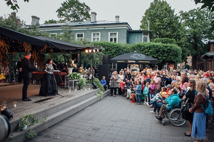 Mēnesi pirms festivāla Summertime sākuma, tā patronese Inese Galante dāvāja Rīgas klausītājiem bezmaksas koncertu Kalnciema kvartālā Mēnesi pirms festivāla Summertime sākuma, tā patronese Inese Galante dāvāja Rīgas klausītājiem bezmaksas koncertu Kalnciema kvartālā 258502