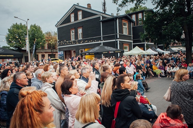 Mēnesi pirms festivāla Summertime sākuma, tā patronese Inese Galante dāvāja Rīgas klausītājiem bezmaksas koncertu Kalnciema kvartālā Mēnesi pirms festivāla Summertime sākuma, tā patronese Inese Galante dāvāja Rīgas klausītājiem bezmaksas koncertu Kalnciema kvartālā 258507