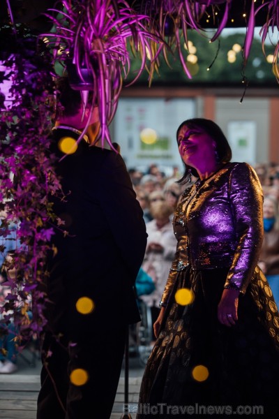 Mēnesi pirms festivāla Summertime sākuma, tā patronese Inese Galante dāvāja Rīgas klausītājiem bezmaksas koncertu Kalnciema kvartālā Mēnesi pirms festivāla Summertime sākuma, tā patronese Inese Galante dāvāja Rīgas klausītājiem bezmaksas koncertu Kalnciema kvartālā 258508