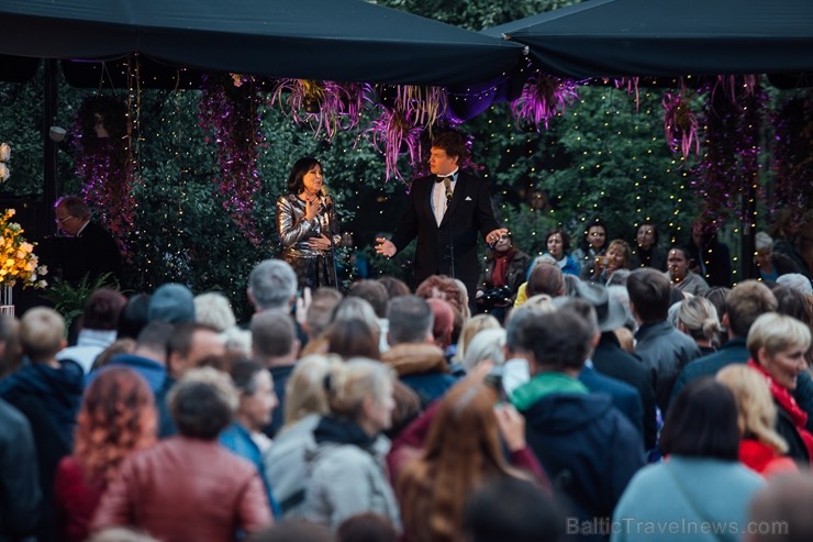 Mēnesi pirms festivāla Summertime sākuma, tā patronese Inese Galante dāvāja Rīgas klausītājiem bezmaksas koncertu Kalnciema kvartālā Mēnesi pirms festivāla Summertime sākuma, tā patronese Inese Galante dāvāja Rīgas klausītājiem bezmaksas koncertu Kalnciema kvartālā 258509