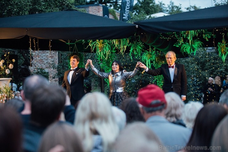 Mēnesi pirms festivāla Summertime sākuma, tā patronese Inese Galante dāvāja Rīgas klausītājiem bezmaksas koncertu Kalnciema kvartālā Mēnesi pirms festivāla Summertime sākuma, tā patronese Inese Galante dāvāja Rīgas klausītājiem bezmaksas koncertu Kalnciema kvartālā 258514