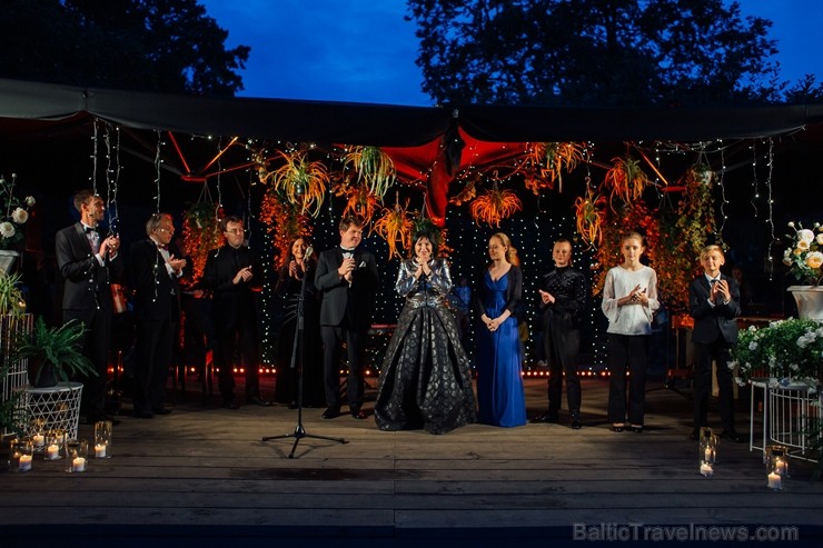 Mēnesi pirms festivāla Summertime sākuma, tā patronese Inese Galante dāvāja Rīgas klausītājiem bezmaksas koncertu Kalnciema kvartālā Mēnesi pirms festivāla Summertime sākuma, tā patronese Inese Galante dāvāja Rīgas klausītājiem bezmaksas koncertu Kalnciema kvartālā 258519