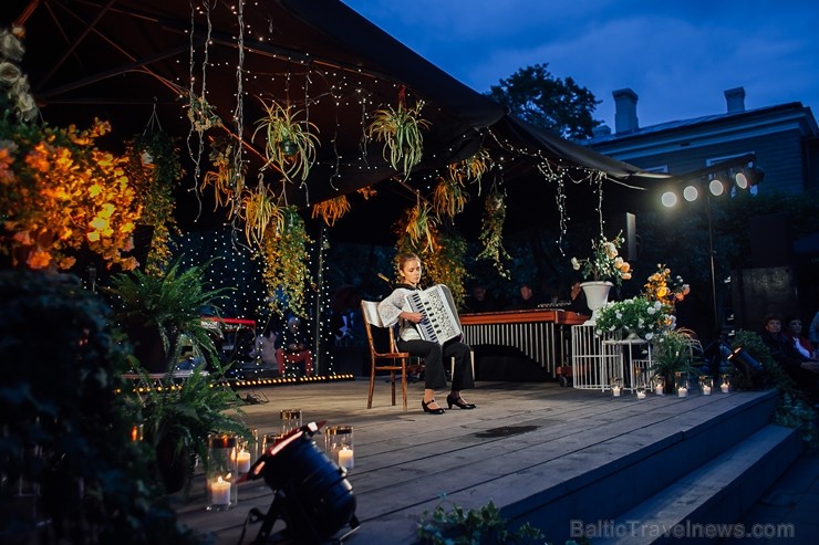 Mēnesi pirms festivāla Summertime sākuma, tā patronese Inese Galante dāvāja Rīgas klausītājiem bezmaksas koncertu Kalnciema kvartālā Mēnesi pirms festivāla Summertime sākuma, tā patronese Inese Galante dāvāja Rīgas klausītājiem bezmaksas koncertu Kalnciema kvartālā 258523