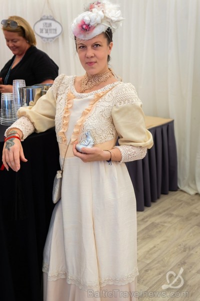 Šerloka Holmsa dzimšanas diena ir ikgadējs kostīmfestivāls ar krāšņu gājienu un dažādiem tematiskiem pasākumiem, kas pulcē lielu skaitu Holmsa stāstu Šerloka Holmsa dzimšanas diena ir ikgadējs kostīmfestivāls ar krāšņu gājienu un dažādiem tematiskiem pasākumiem, kas pulcē lielu skaitu Holmsa stāstu 259708
