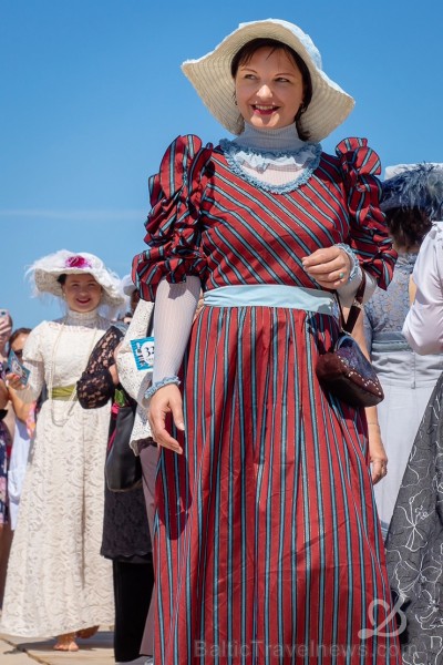 Šerloka Holmsa dzimšanas diena ir ikgadējs kostīmfestivāls ar krāšņu gājienu un dažādiem tematiskiem pasākumiem, kas pulcē lielu skaitu Holmsa stāstu Šerloka Holmsa dzimšanas diena ir ikgadējs kostīmfestivāls ar krāšņu gājienu un dažādiem tematiskiem pasākumiem, kas pulcē lielu skaitu Holmsa stāstu 259713
