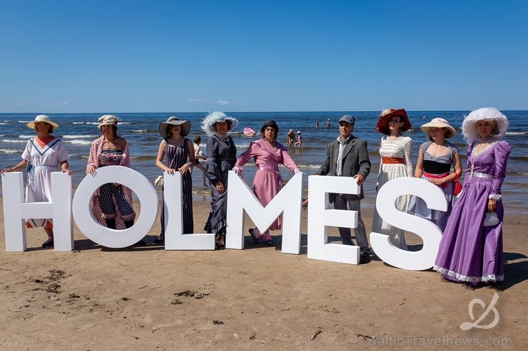 Šerloka Holmsa dzimšanas diena ir ikgadējs kostīmfestivāls ar krāšņu gājienu un dažādiem tematiskiem pasākumiem, kas pulcē lielu skaitu Holmsa stāstu Šerloka Holmsa dzimšanas diena ir ikgadējs kostīmfestivāls ar krāšņu gājienu un dažādiem tematiskiem pasākumiem, kas pulcē lielu skaitu Holmsa stāstu 259727