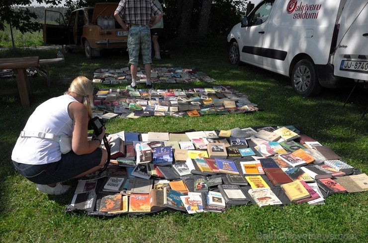 Amatas novada Āraišu vējdzirnavās Maizes dienā smaržoja klaipiņi, rosījās cepējas baltos priekšautos un pulciņiem vien nākca viesi - rudzu maizes cien 260461