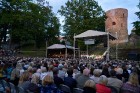 Cēsu pils parkā vairākus tūkstošus skatītāju pulcēja Cēsu Mākslas festivāla lielākais muzikālais notikums - mūzikla 