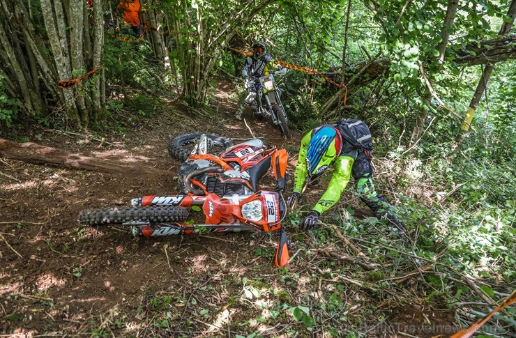 Šīs uz bezceļu motociklu bāzētās sacensības notiek mierīgā gaisotnē, speciāli būvētā trasē - tās ir radītas, lai gūtu neaizmirstamas sajūtas un baudīt Šīs uz bezceļu motociklu bāzētās sacensības notiek mierīgā gaisotnē, speciāli būvētā trasē - tās ir radītas, lai gūtu neaizmirstamas sajūtas un baudīt 260923