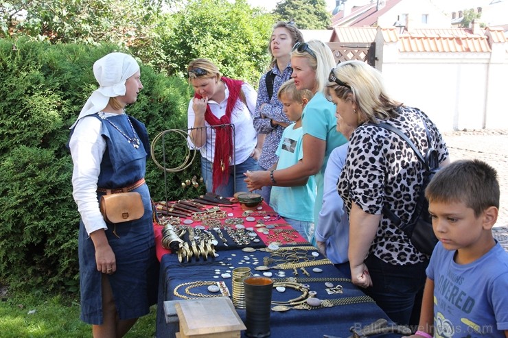 Ar daudzveidīgu svētku programmu un ne vienu vien muzikālu pārsteigumu svin Ventspils pilsētas svētkus Ar daudzveidīgu svētku programmu un ne vienu vien muzikālu pārsteigumu svin Ventspils pilsētas svētkus 261308