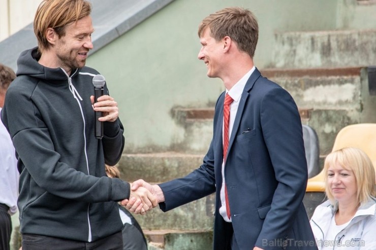 Godinot ilggadējo Latvijas futbola žurnālistu Arturu Vaideru, Preiļu stadionā tika rīkots Baltijas valstu futbola mediju turnīrs, kurā piedalījās četr 261413