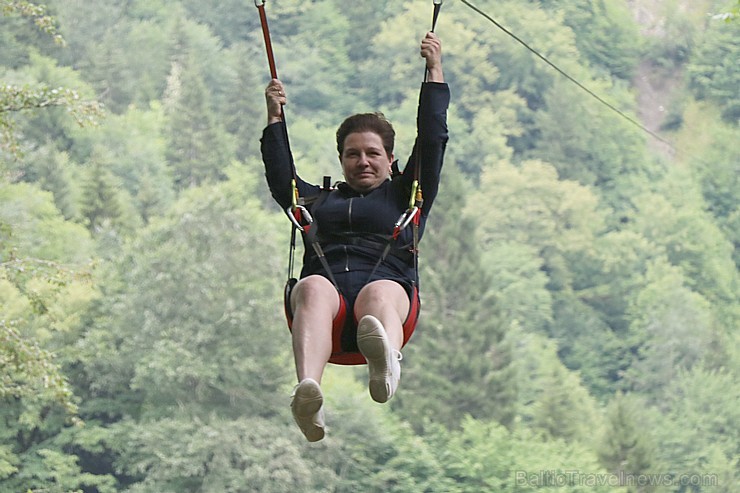 Travelnews.lv Gruzijas kūrortā Sairme izbauda 500 metru braucienu ar zipline 261554