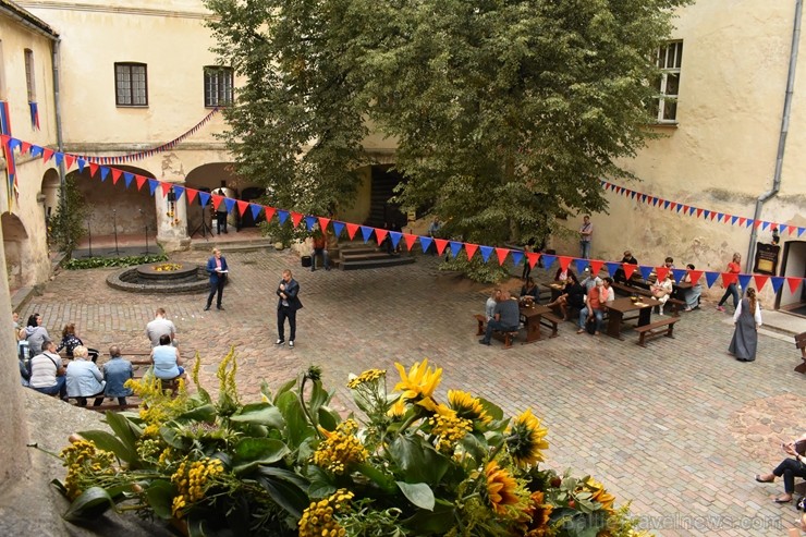 Ar galminieku izklaidēm, cirka mākslinieku un improvizatoru izrādēm,  koncertu un citām nebēdnībām Jaunpils pilī svin svētkus «Ēverģēlības pils galmā» 261976