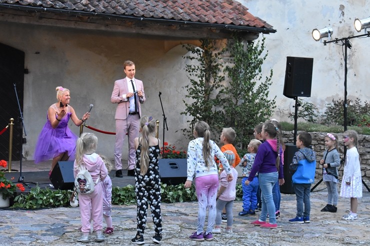 Ar galminieku izklaidēm, cirka mākslinieku un improvizatoru izrādēm,  koncertu un citām nebēdnībām Jaunpils pilī svin svētkus «Ēverģēlības pils galmā» 262001