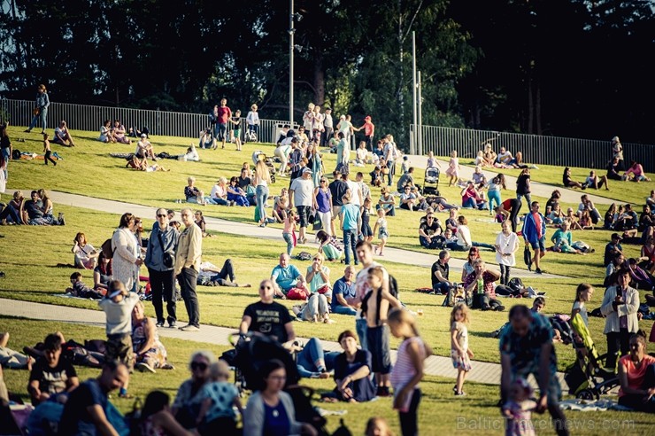 Mežaparka Lielajā estrādē 15 000 kvadrātmetros, kurus sedz zaļa zālīte, bija unikāla iespēja pirmo reizi atpūsties Latvijā lielākajā piknikā un vienla Mežaparka Lielajā estrādē 15 000 kvadrātmetros, kurus sedz zaļa zālīte, bija unikāla iespēja pirmo reizi atpūsties Latvijā lielākajā piknikā un vienla 262297