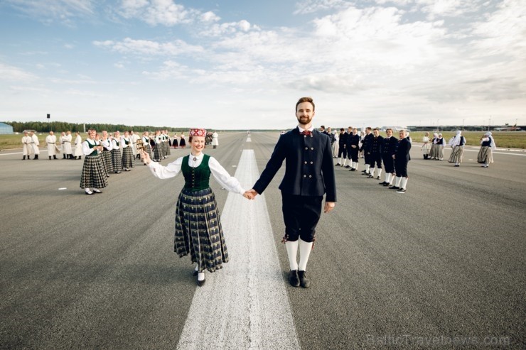 Lidostā Rīga vairāk nekā 100 dejotāju uz lidostas skrejceļa izdejoja vienu no cēlākajām latviešu nacionālajām dejām – Gatves deju Lidostā Rīga vairāk nekā 100 dejotāju uz lidostas skrejceļa izdejoja vienu no cēlākajām latviešu nacionālajām dejām – Gatves deju 262932