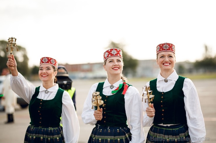 Lidostā Rīga vairāk nekā 100 dejotāju uz lidostas skrejceļa izdejoja vienu no cēlākajām latviešu nacionālajām dejām – Gatves deju Lidostā Rīga vairāk nekā 100 dejotāju uz lidostas skrejceļa izdejoja vienu no cēlākajām latviešu nacionālajām dejām – Gatves deju 262934