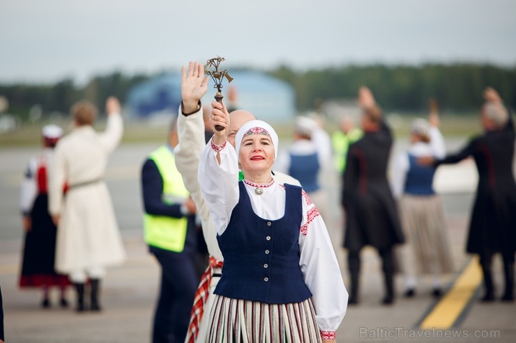 Lidostā Rīga vairāk nekā 100 dejotāju uz lidostas skrejceļa izdejoja vienu no cēlākajām latviešu nacionālajām dejām – Gatves deju Lidostā Rīga vairāk nekā 100 dejotāju uz lidostas skrejceļa izdejoja vienu no cēlākajām latviešu nacionālajām dejām – Gatves deju 262935